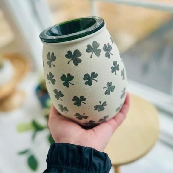 Scentsy Clover Warmer NIB Shamrocks St. Patrick’s Day Green light bulb included - Picture 5 of 5